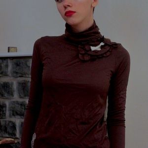 Cop.opine Fitted Top with a flower embellishment~